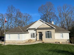 5560 Pine Valley Dr, Zanesville, OH 43701