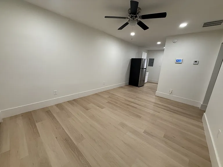 940 N Hollywood St — Photo 12