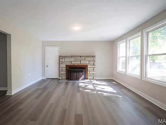 5th image of 7751 N Illinois St