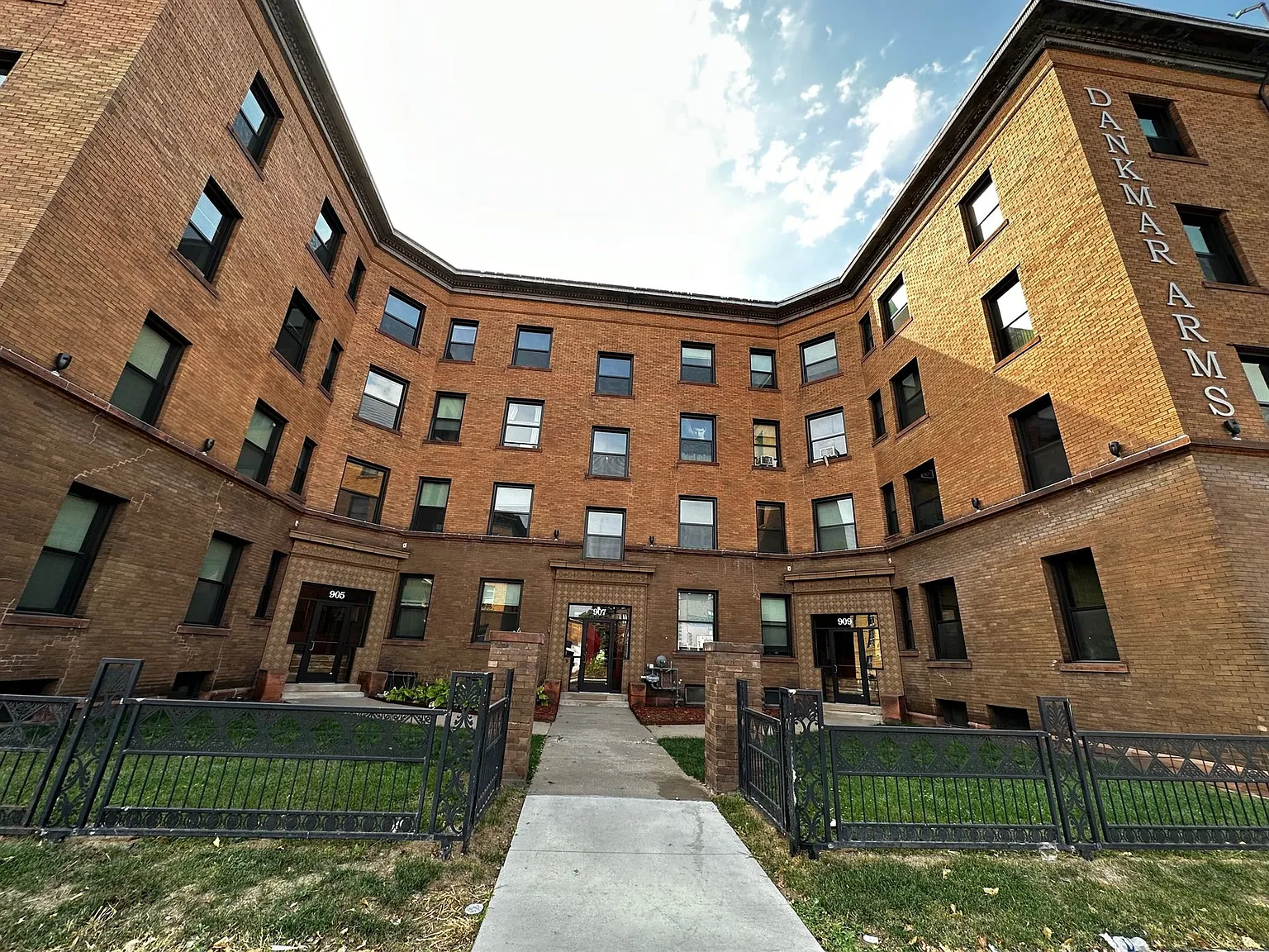 West Franklin Avenue Apartments — Photo 2