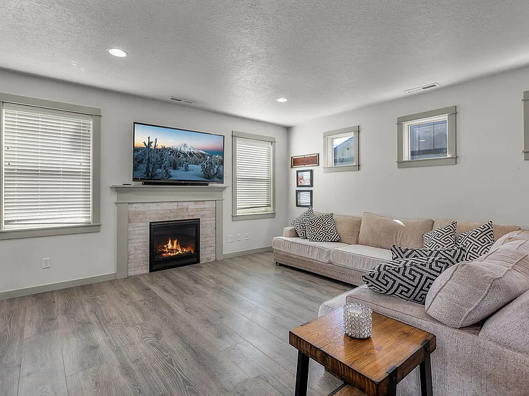 4476 SW Salmon Pl — Photo 9