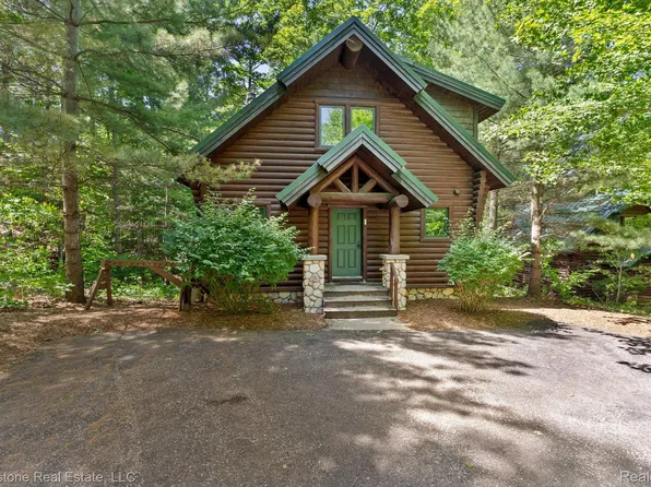 908 Cabin Dr, Boyne City, MI 49712