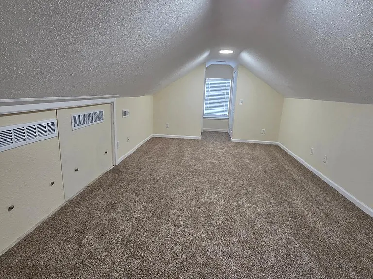 207 W B St — Photo 16