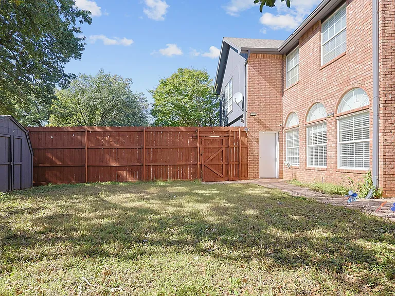 501 Halifax Ln — Photo 33