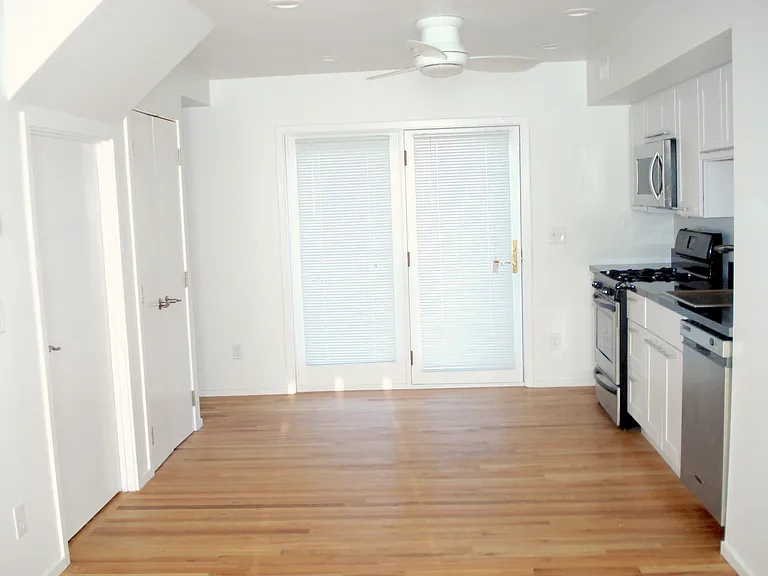 514 Morgan Ave N — Photo 10