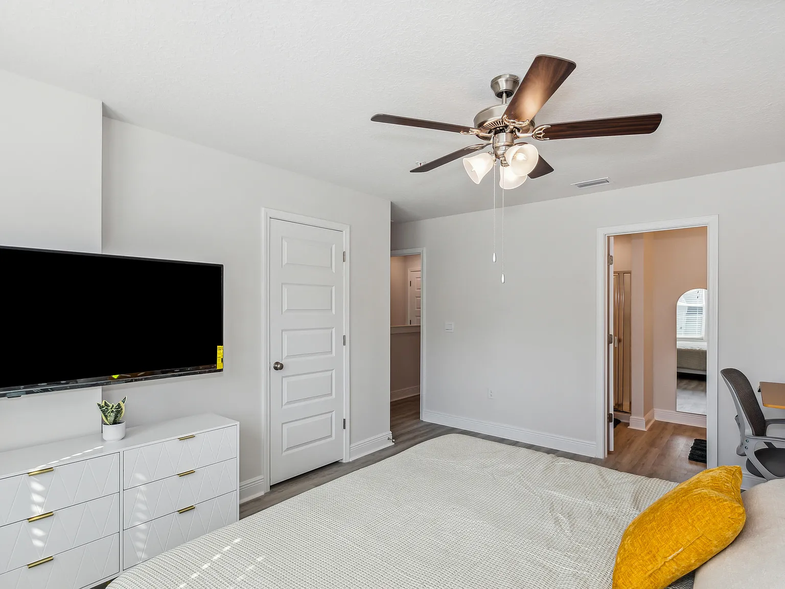 3 bed, 2.5 bath, 1537 sqft, $2,200 — Photo 2