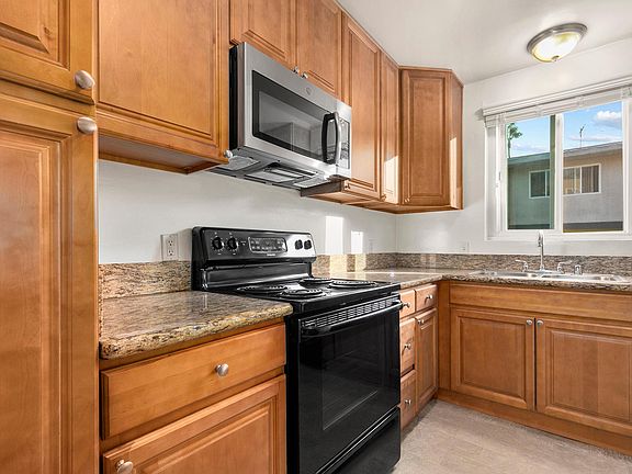3rd image of 4851 Hazeltine Ave APT 207
