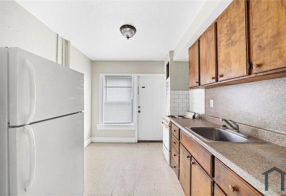 3rd image of 802 3rd Ave N #36