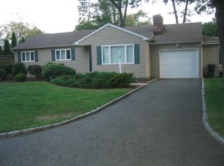 30 Mohawk St, Centerport, NY 11721