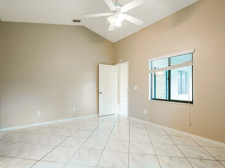 1011 Manigan Ave — Photo 11