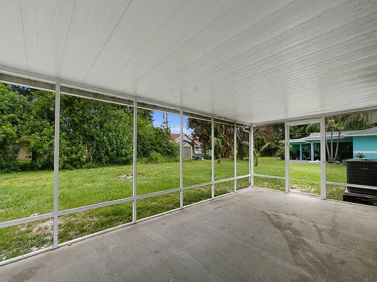 205 SW Voltair Ter — Photo 20