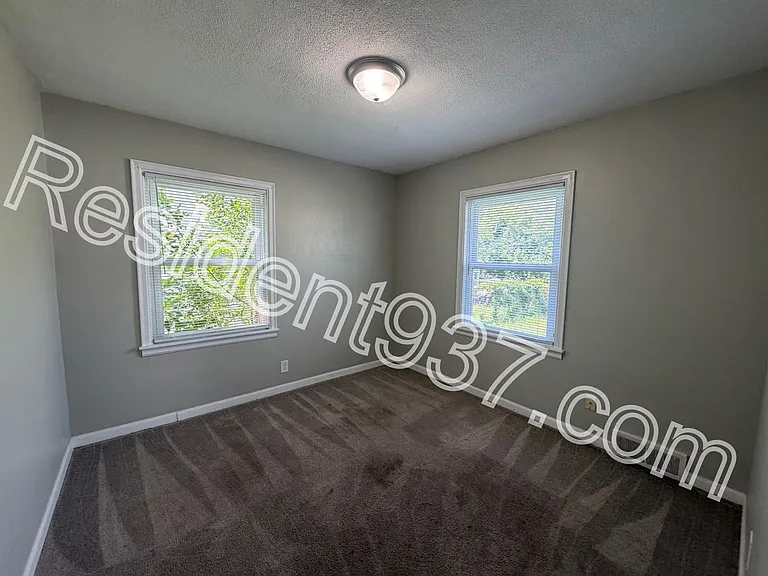1047 Blakley Dr — Photo 9