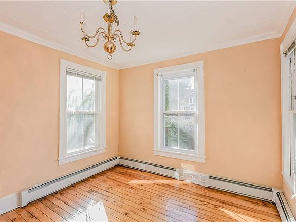 5th image of 157 Brown St