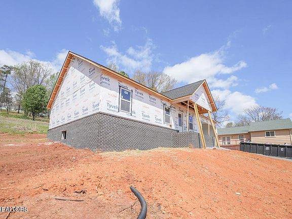 2nd image of 1001 N Old Grey Ridge Rd