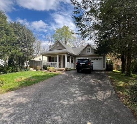 2nd image of 823 Vandar Dr