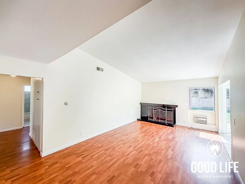 3 bed, 2.0 bath, 1304 sqft, $4,000 — Photo 3