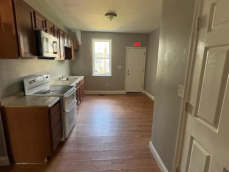 646 Cokesbury Ave — Photo 2