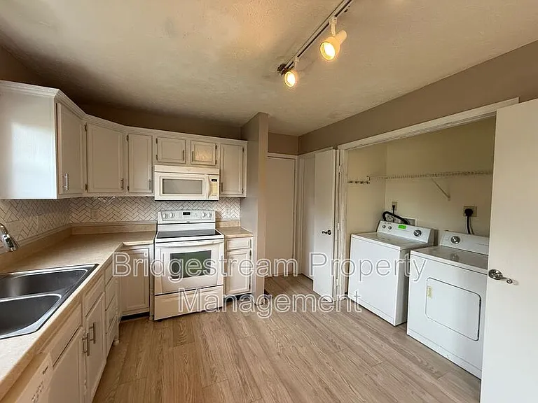 381 Sherman Dr — Photo 3