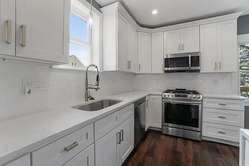 2 bed, 2.0 bath, 1047 sqft, $2,063 — Photo 3