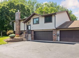 564 Donegal Cir, Shoreview, MN 55126