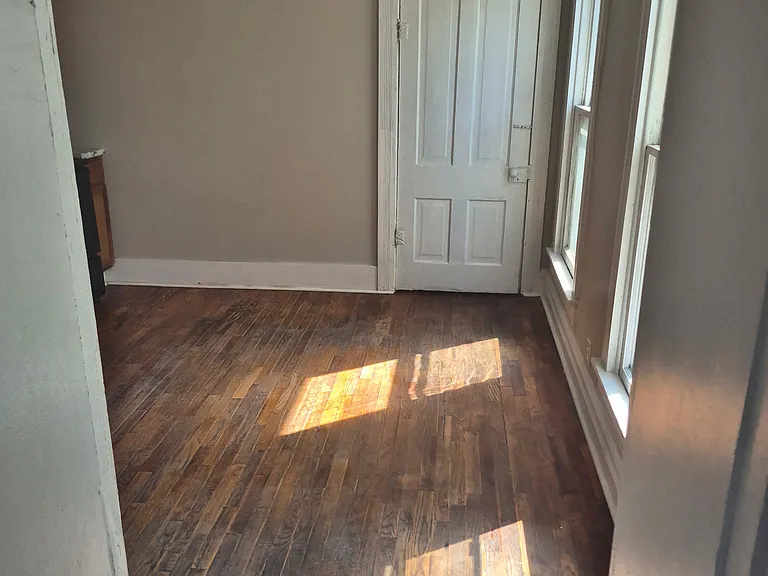 611 Nichol Ave #4 — Photo 2