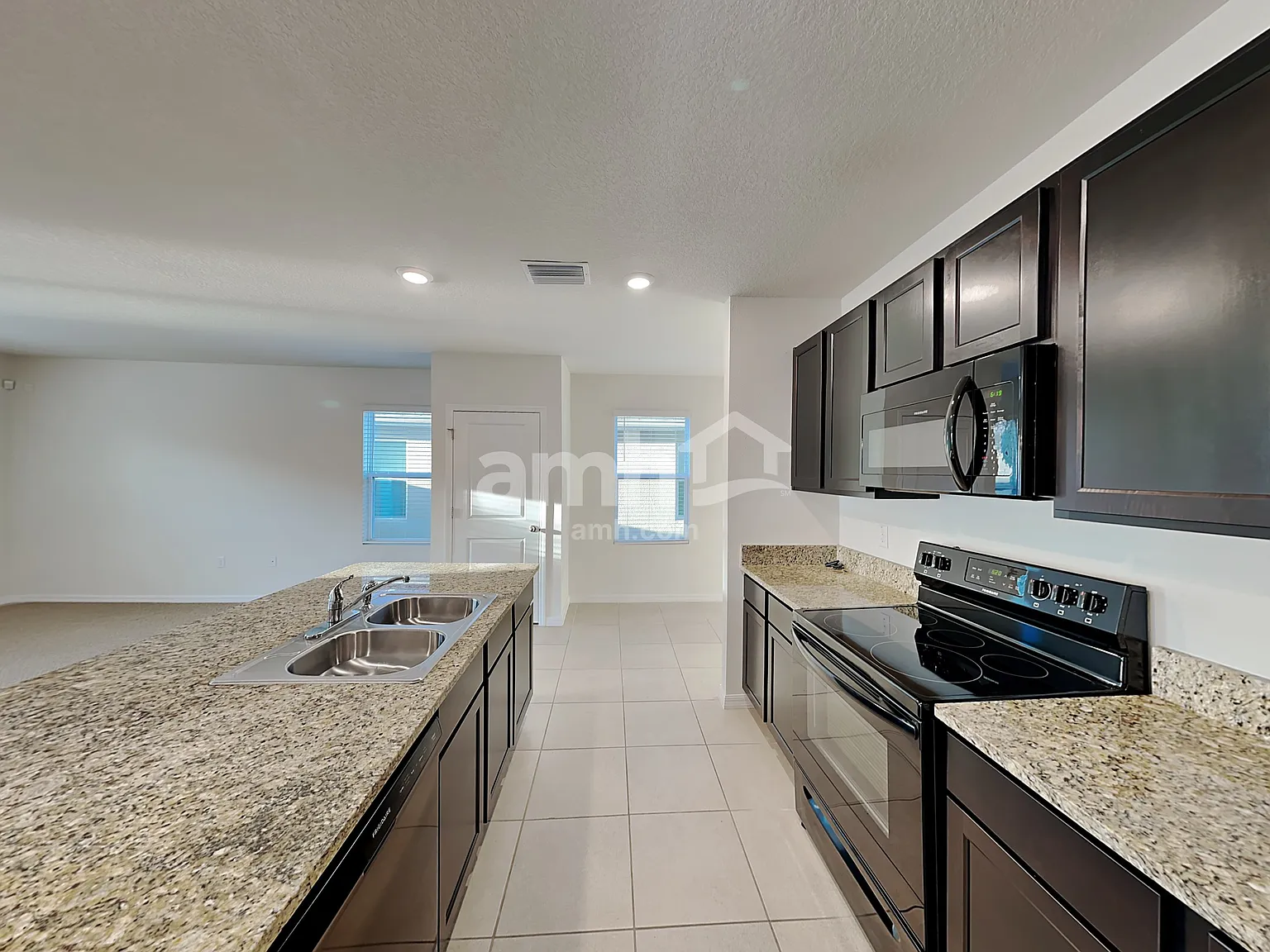4 bed, 2.5 bath, 2260 sqft, $2,680 — Photo 4