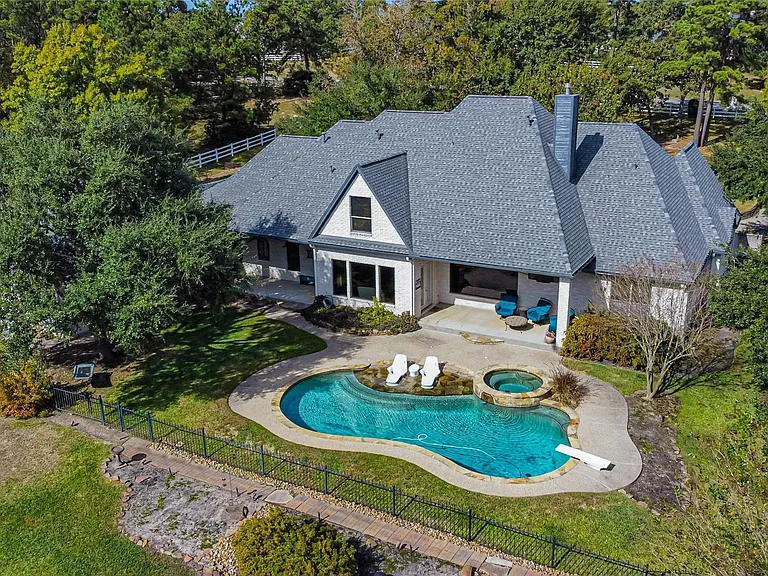 15569 Crown Oaks Dr — Photo 2