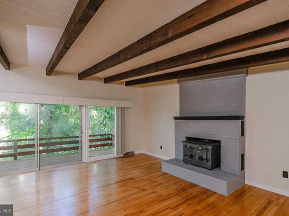 3rd image of 983 Massanutten Mountain Dr