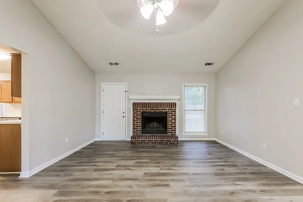 3 bed, 2.0 bath, 1504 sqft, $1,755 — Photo 3