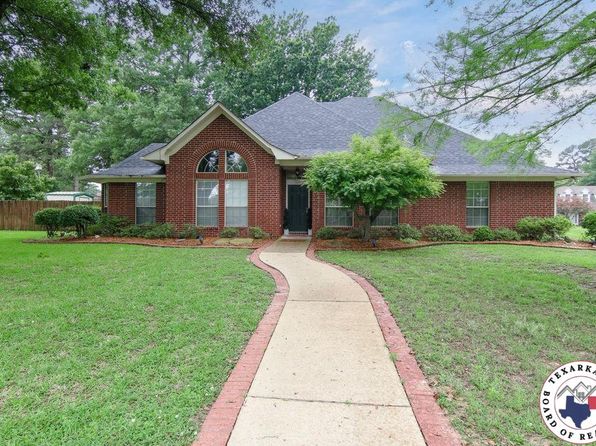 320 Edgewood Ln, Wake Village, TX 75501