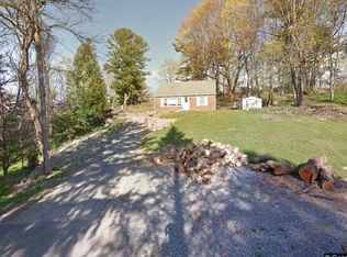 11 Schoolhouse Ln, Poughkeepsie, NY 12603