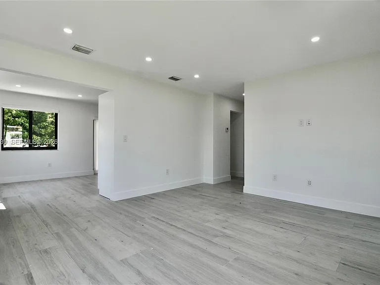 3018 SW 25th Ter #3018 — Photo 4