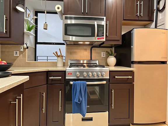 3rd image of 102 Norfolk St APT 8