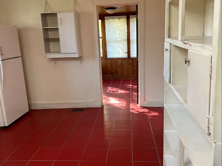 110 E Burgess St — Photo 3