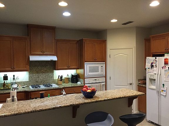 3rd image of 696 S Comunidad St