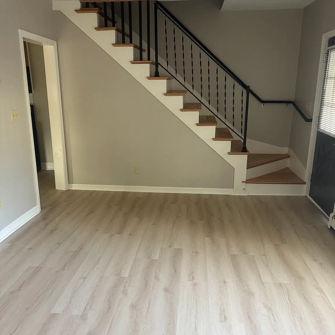 3 bed, 1.0 bath, 900 sqft, $3,200 — Photo 3