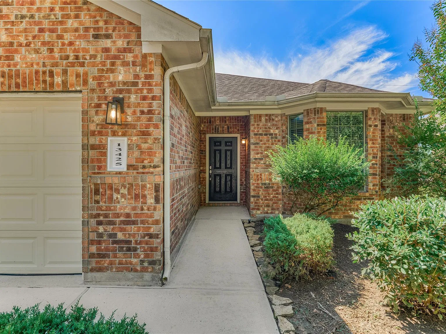 3 bed, 2.0 bath, 1707 sqft, $2,050 — Photo 4