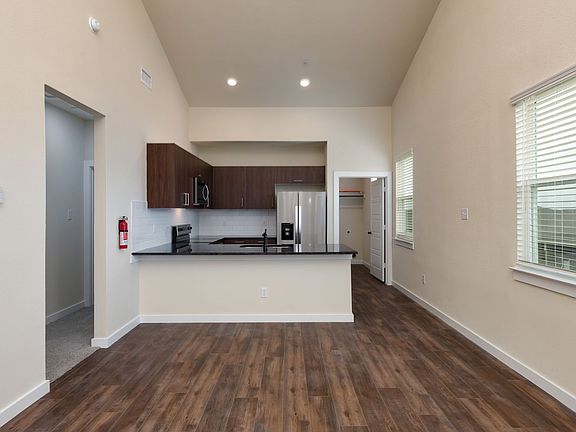 5th image of 723 Wheatfield Dr