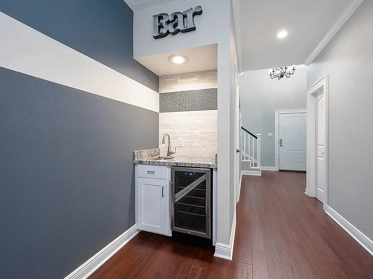 2470 Country Club Dr — Photo 6