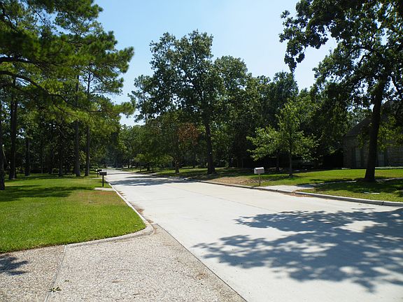 2nd image of 9 Inwood Oaks Dr