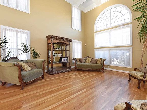 4th image of 7 Old Bridge Ct