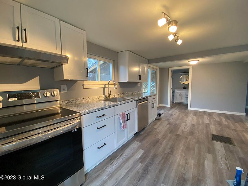 3rd image of 275 Lakeview Avenue
