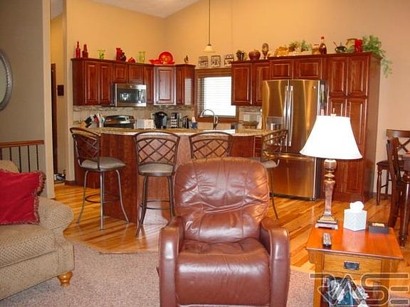 3rd image of 3916 W 90th St