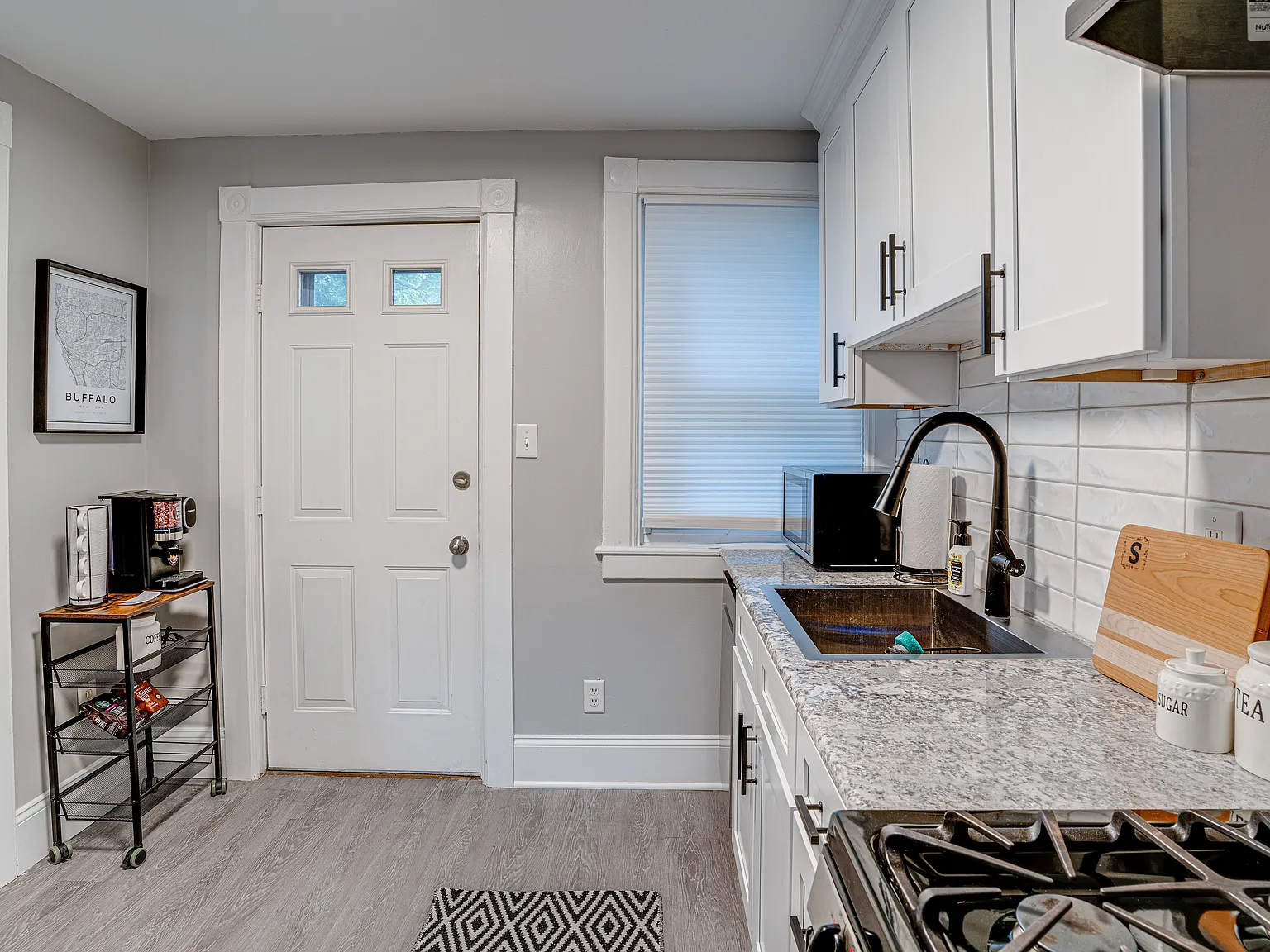 936 W Ferry St — Photo 3