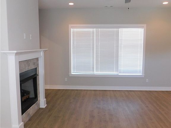 4th image of 374 W Taverner