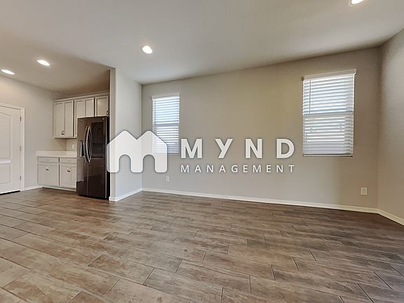5th image of 2926 E Wayland Dr