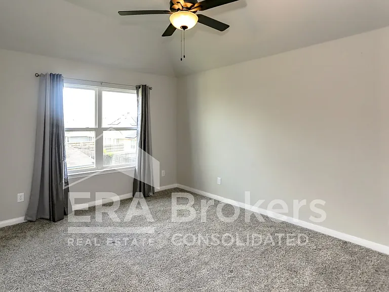 909 Clanton Cv — Photo 10