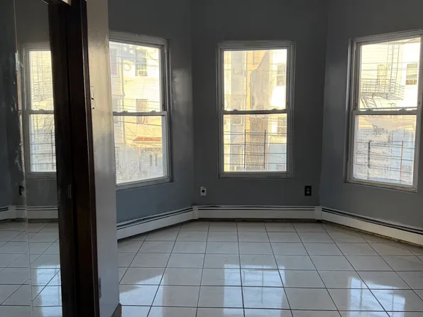 104 Oak St, Yonkers, NY