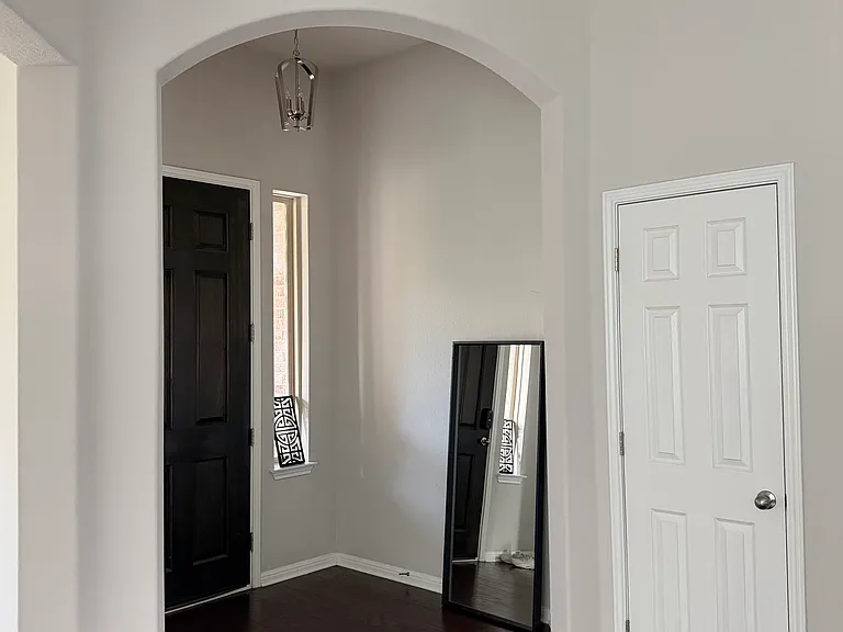 1009 Valley View Dr — Photo 3