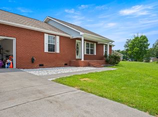 910 Red Oak Ln, Dandridge, TN 37725